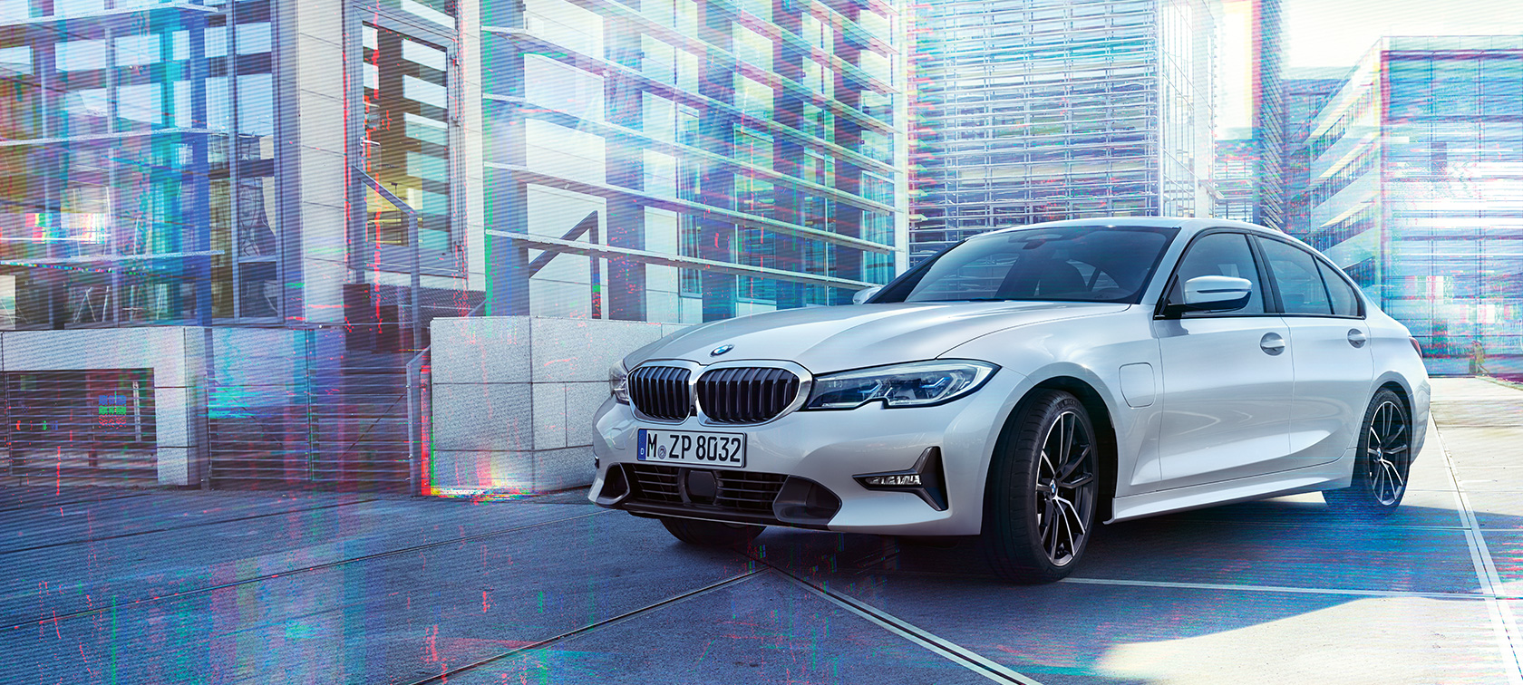 BMW Seria 3 Sedan 330e. Imagine cu trei sferturi frontală a BMW Seria 3 Sedan 330e într-un peisaj urban.