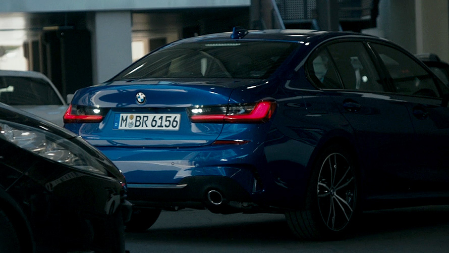BMW Seria 3 Sedan (G20), Asistent pentru mersul în marşarier. Imagine în prim plan cu afişajul din habitaclu al BMW Seria 3 Sedan (G20) cu Asistent pentru mersul în marşarier.