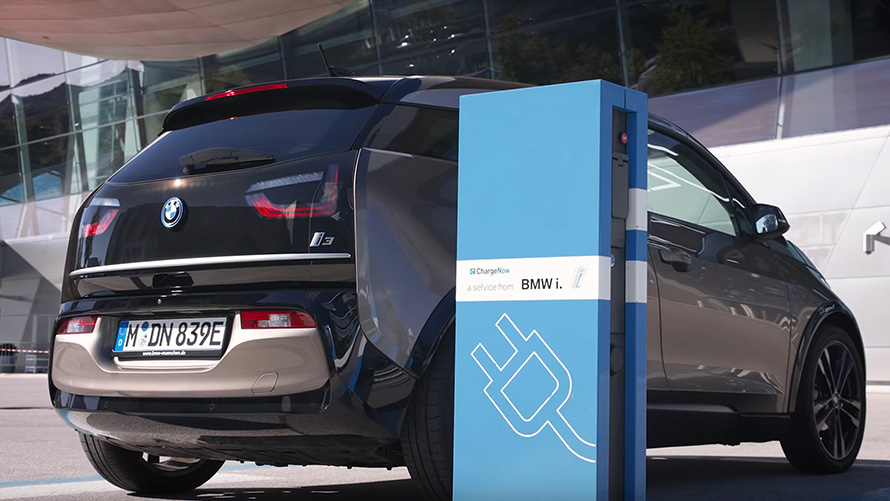 BMW i3 (i01), la o staţie de încărcare Imagine cu trei sferturi din partea din spate cu BMW Seria 3 Sedan G20, BMW i3 la staţia de încărcare