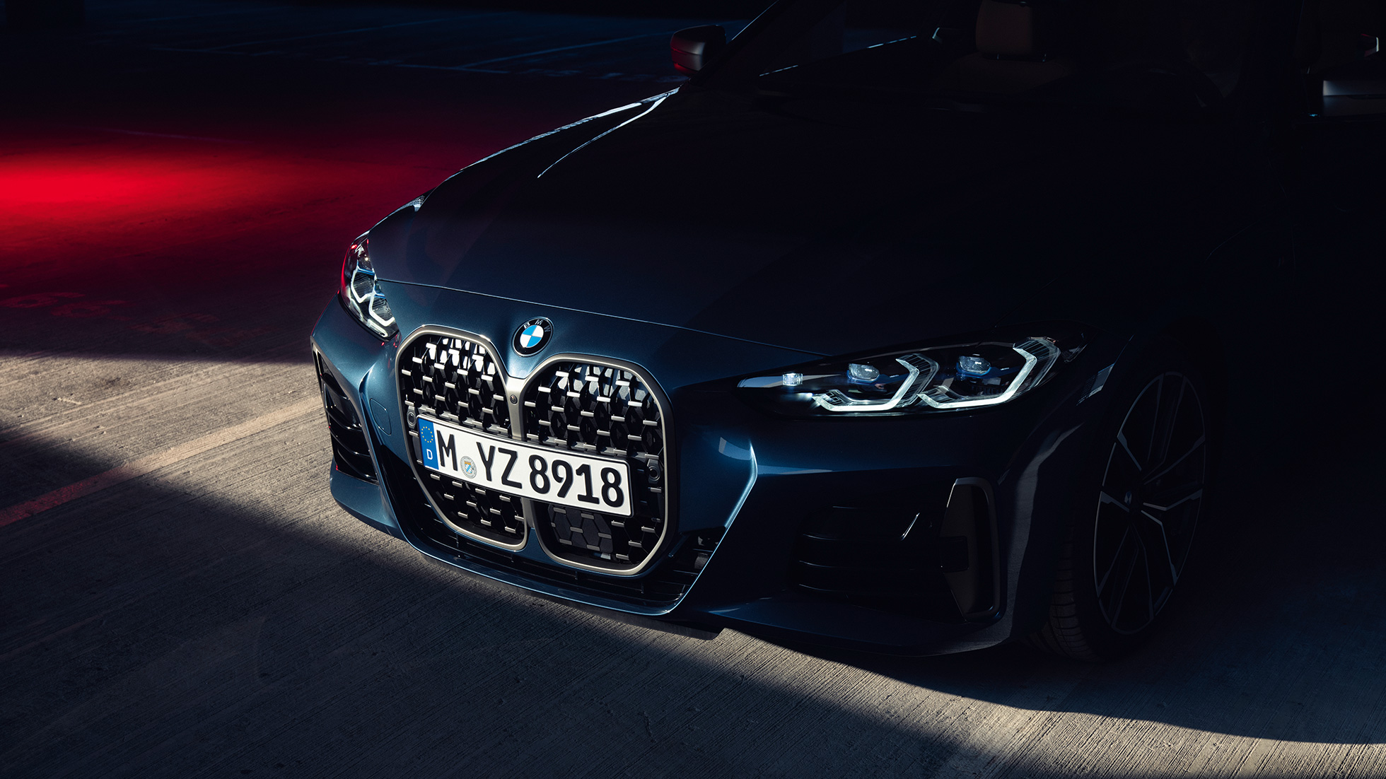 Grila BMW dublă a BMW Seria 4 Coupé, G22, 2020 Imagine în prim plan cu grila BMW dublă a BMW Seria 4 Coupé, G22, 2020, în Albastru Arctic Race metalizat