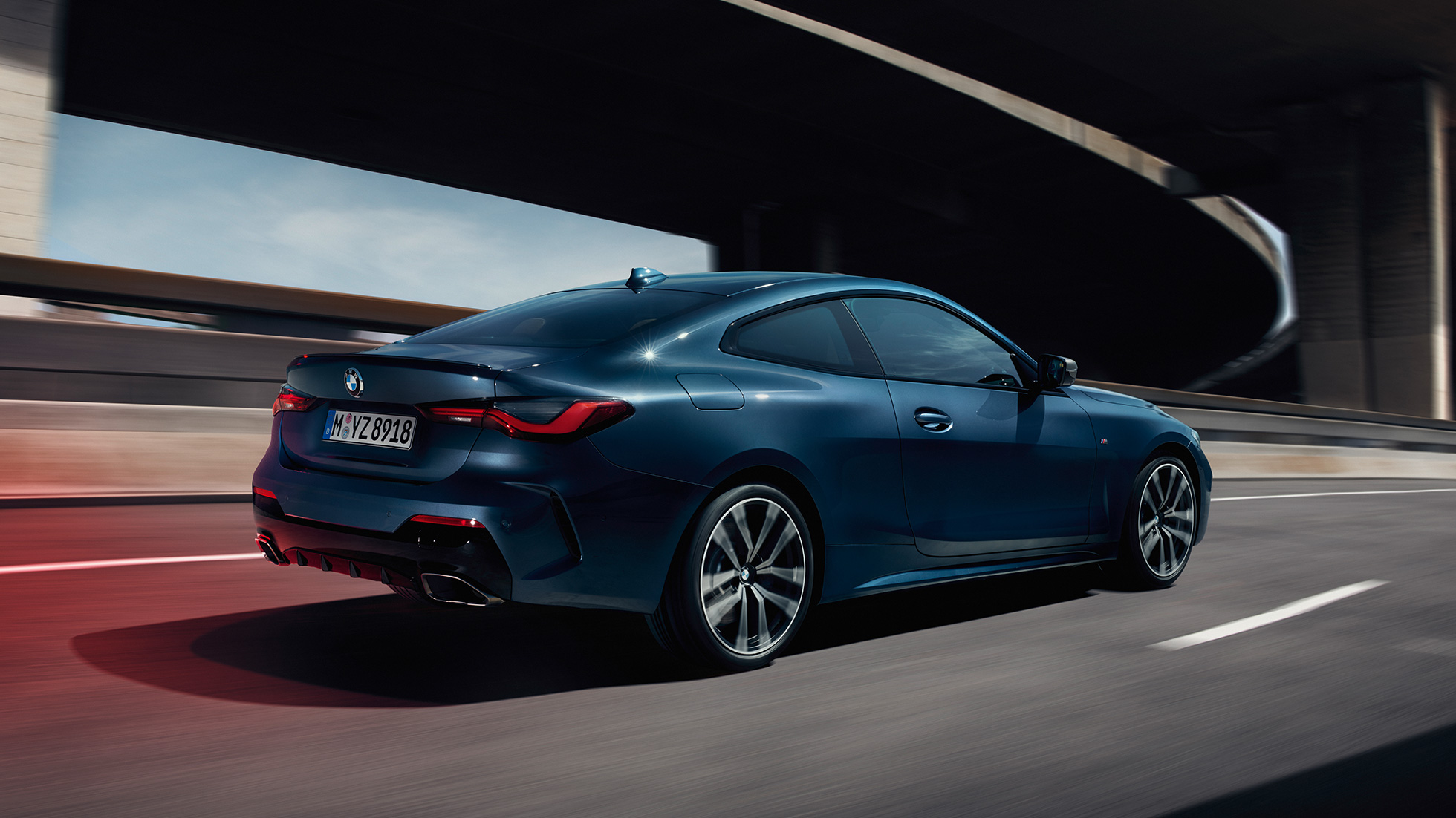 Imagine cu trei sferturi din partea laterală a BMW Seria 4 Coupé, G22, 2020 Imagine cu trei sferturi din partea laterală a BMW Seria 4 Coupé, G22, 2020, în Albastru Arctic Race metalizat, rulând