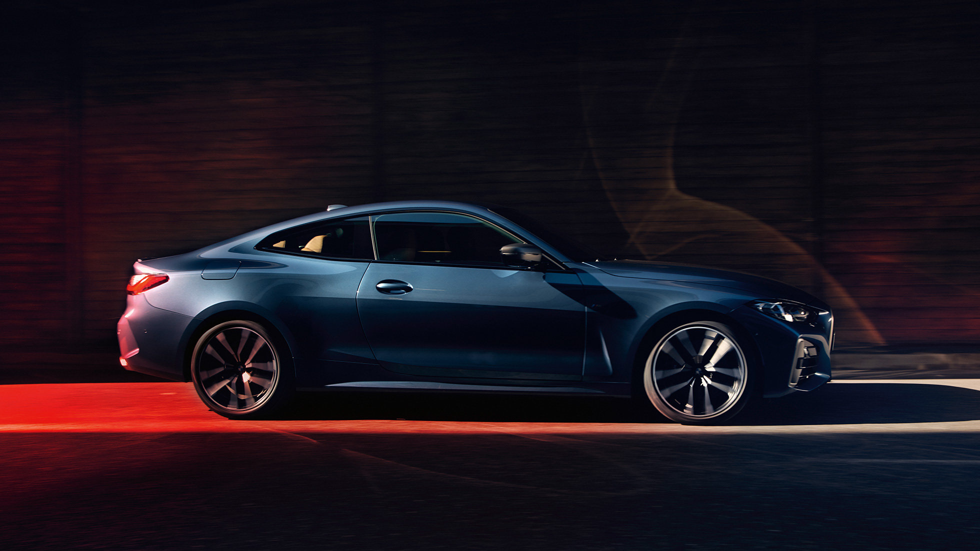 Imagine cu partea laterală a BMW Seria 4 Coupé, G22, 2020 Imagine cu partea laterală a BMW Seria 4 Coupé, G22, 2020, în Albastru Arctic Race metalizat, rulând