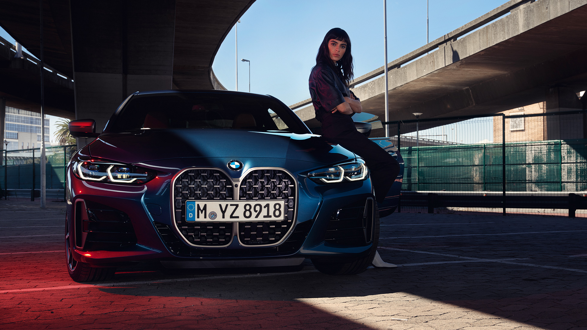 Grila BMW dublă şi farurile BMW Seria 4 Coupé, G22, 2020 Imagine cu partea frontală a BMW Seria 4 Coupé, G22, 2020, în Albastru Arctic Race metalizat, cu grila BMW dublă, farurile şi un model
