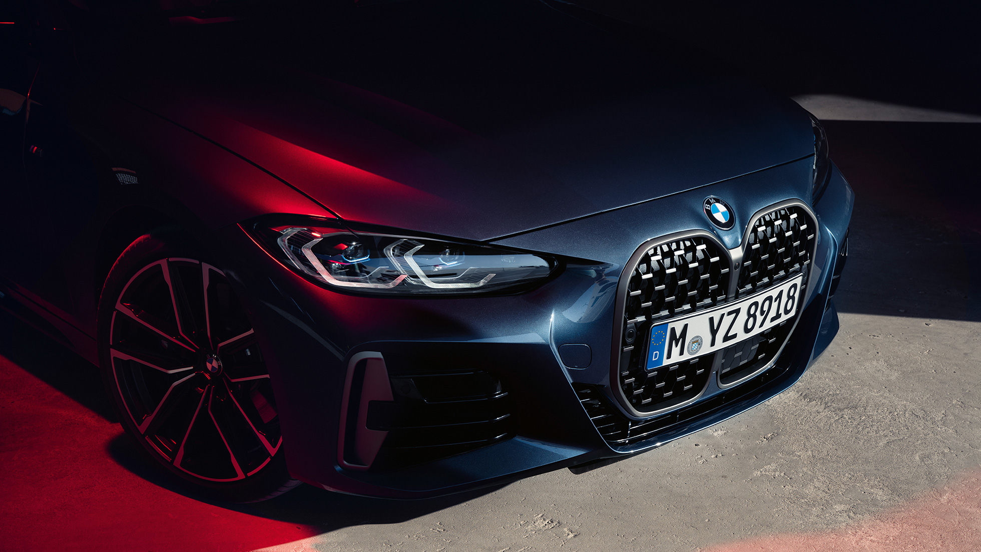 Imagine cu trei sferturi din partea frontală a BMW Seria 4 Coupé, G22, 2020, cu grila BMW dublă Imagine cu trei sferturi din partea frontală a BMW Seria 4 Coupé, G22, 2020, în Albastru Arctic Race metalizat, cu grila BMW dublă