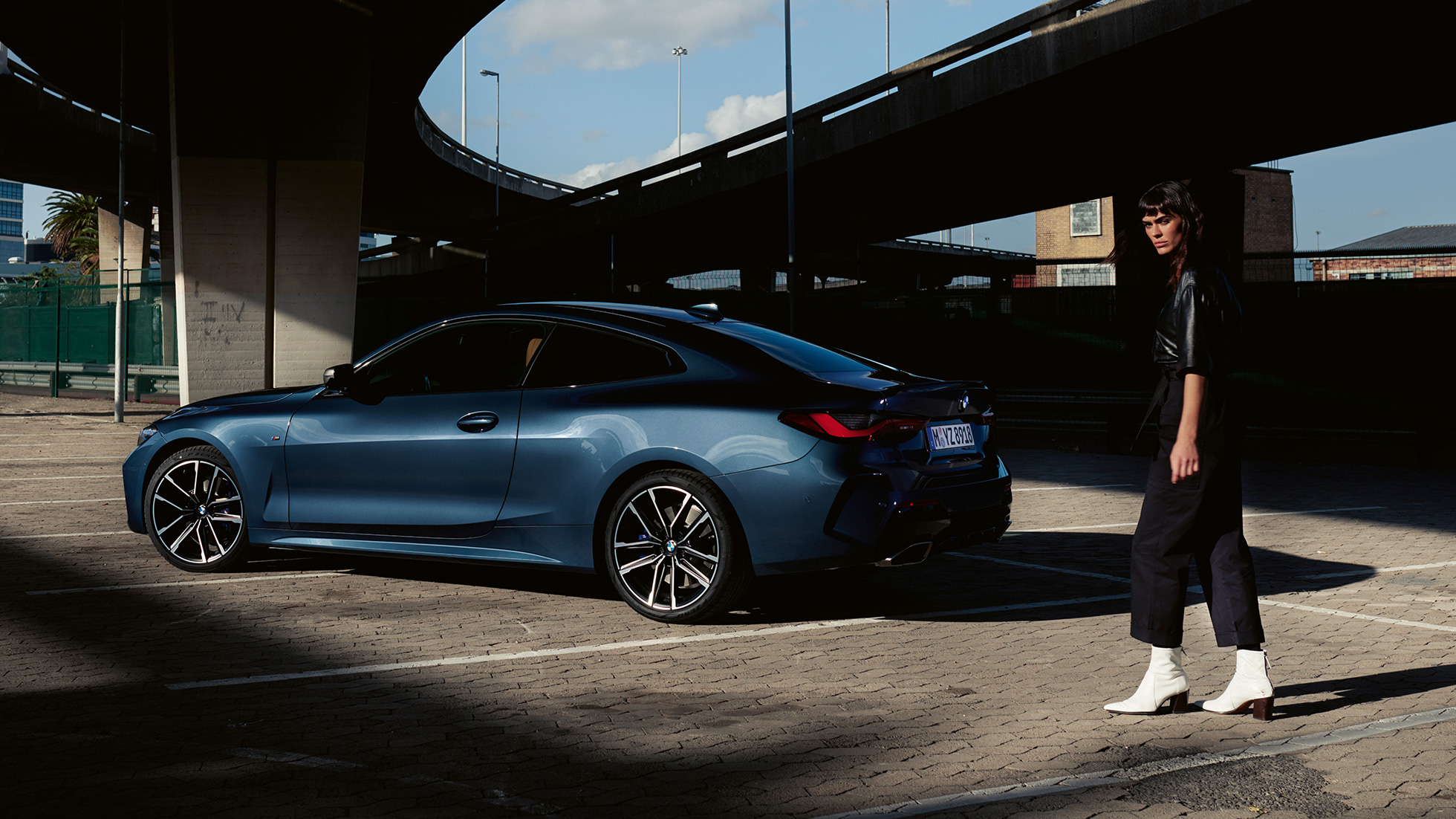 Imagine cu partea laterală a BMW Seria 4 Coupé, G22, 2020, cu linia continuă a plafonului Imagine cu partea laterală a BMW Seria 4 Coupé, G22, 2020, în Albastru Arctic Race metalizat, cu linia continuă a plafonului