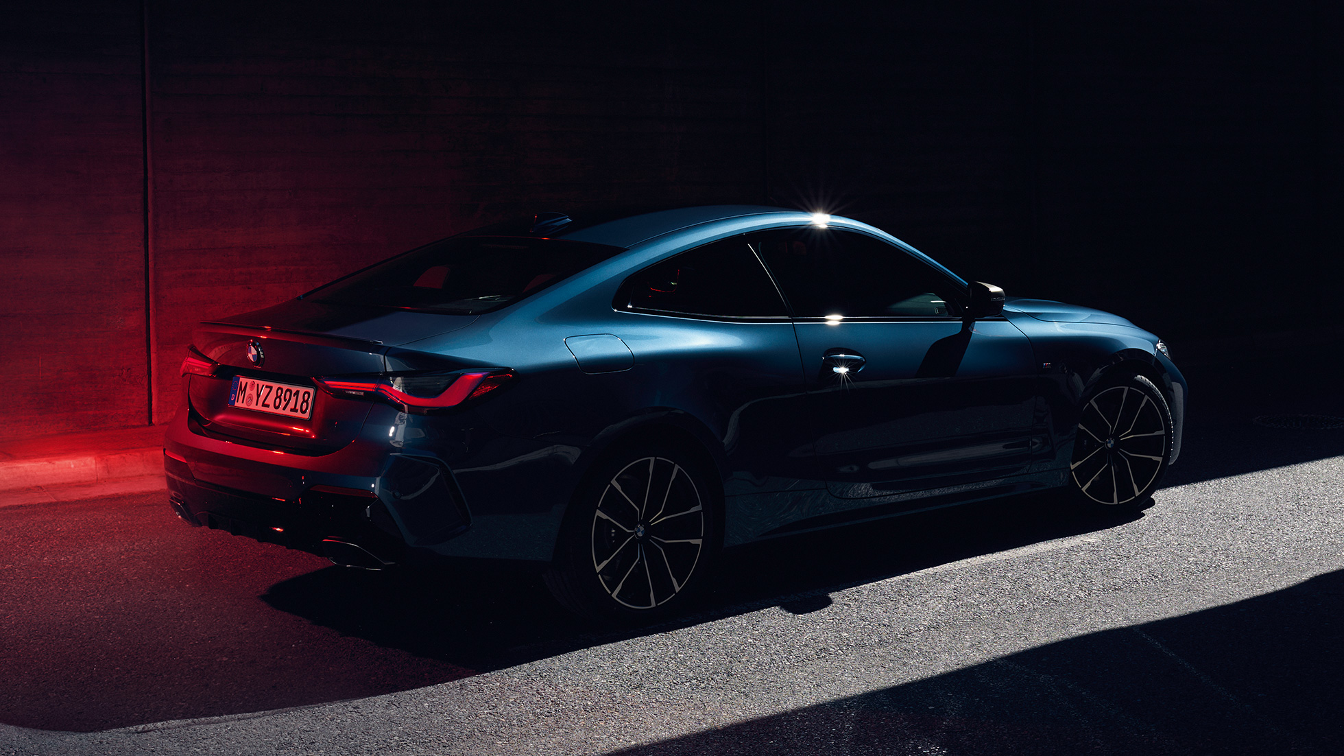 Imagine cu trei sferturi din partea spate a BMW Seria 4 Coupé, G22, 2020, cu umerii şi elementul „Hofmeister kink” Imagine cu trei sferturi din partea spate a BMW Seria 4 Coupé, G22, 2020, în Albastru Arctic Race metalizat, cu umerii şi elementul „Hofmeister kink”
