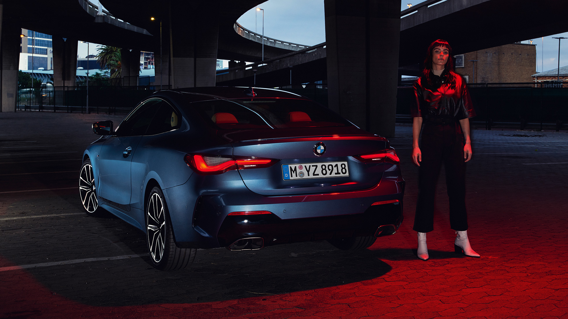 Imagine cu partea spate a BMW Seria 4 Coupé, G22, 2020, cu stopuri Imagine cu partea spate a BMW Seria 4 Coupé, G22, 2020, în Albastru Arctic Race metalizat, cu stopuri