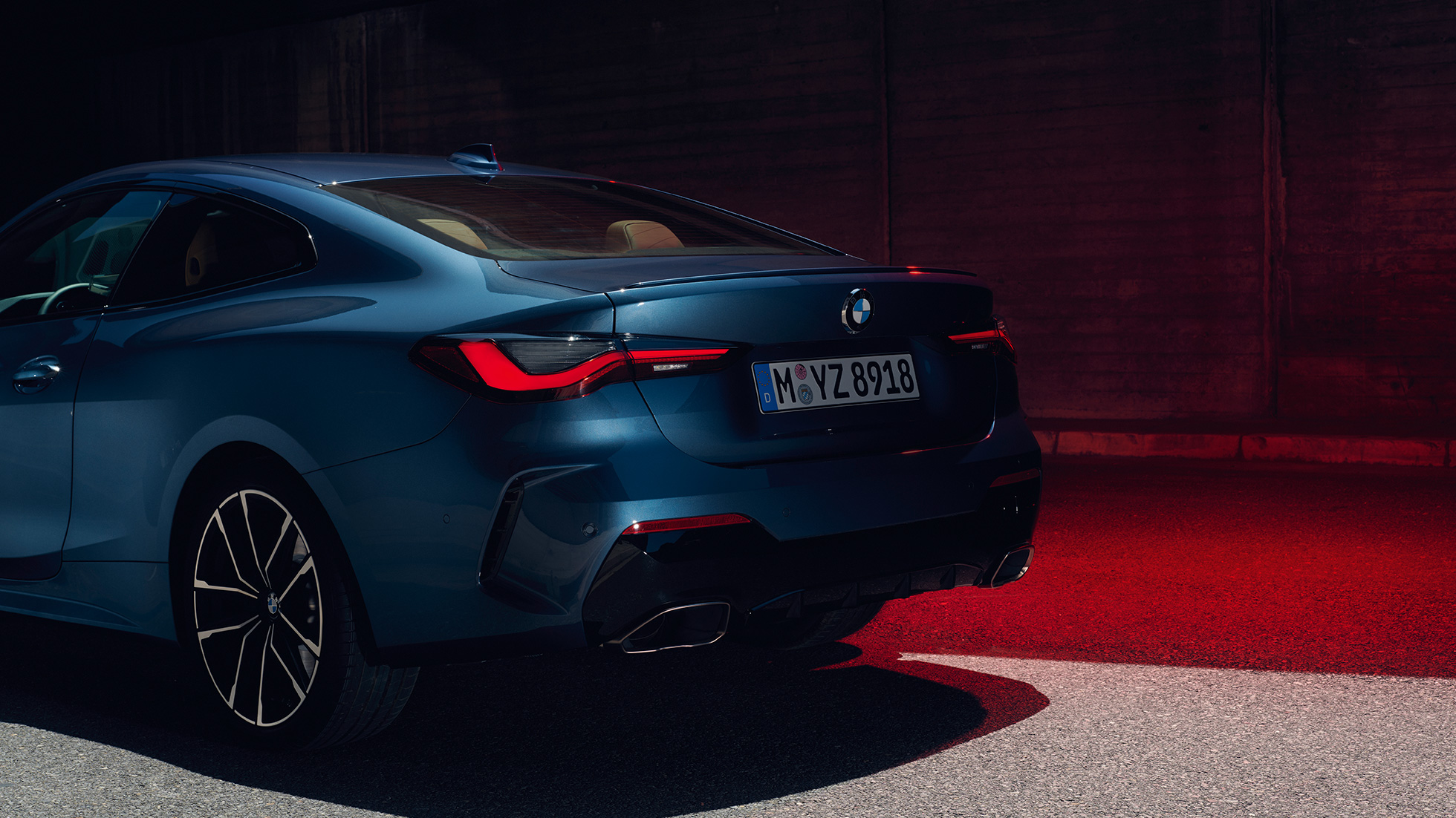 Imagine cu trei sferturi din partea spate a BMW Seria 4 Coupé, G22, 2020, cu ţevi de eşapament Imagine cu trei sferturi din partea spate a BMW Seria 4 Coupé, G22, 2020, în Albastru Arctic Race metalizat, cu ţevi de eşapament