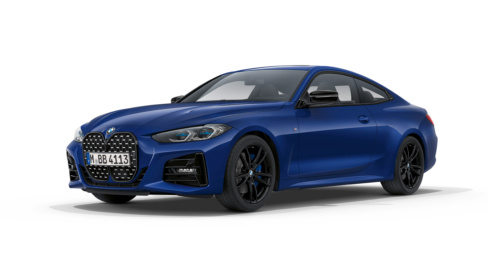BMW Seria 4 Coupé, G22, 2020, cu pachet M Sport Imagine cu trei sferturi din partea frontală a BMW Seria 4 Coupé, G22, 2020, în Albastru Arctic Race metalizat, cu pachet M Sport