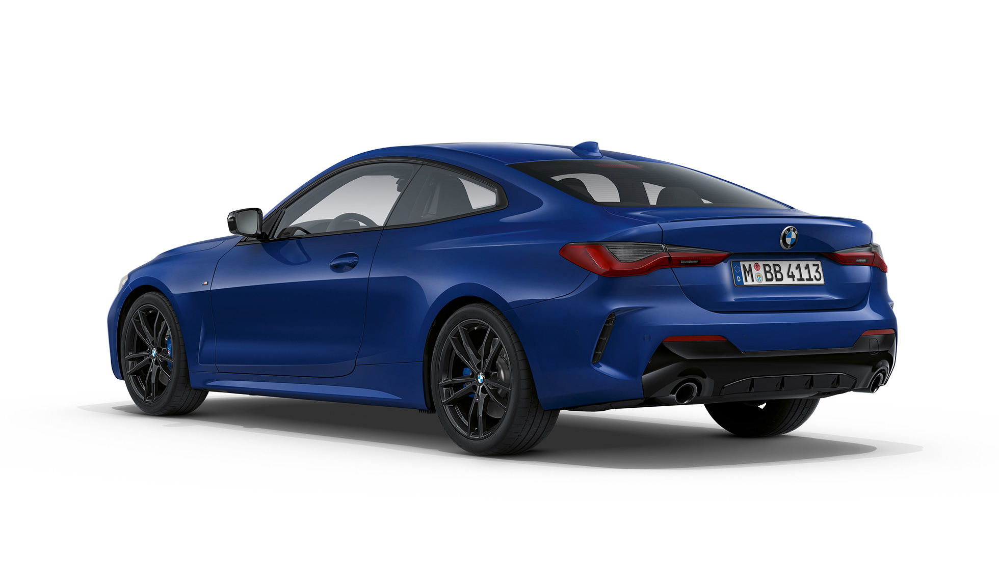 Partea spate a BMW Seria 4 Coupé, G22, 2020, cu pachet M Sport Imagine cu trei sferturi din partea spate a BMW Seria 4 Coupé, G22, 2020, în Albastru Arctic Race metalizat, cu pachet M Sport