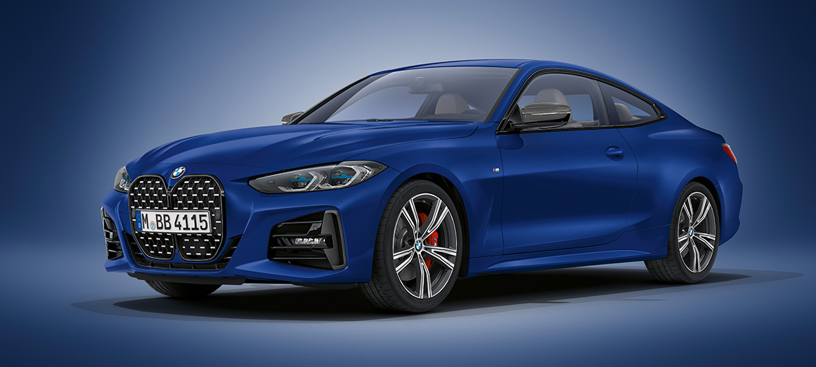 BMW Seria 4 Coupé Individual, G22, 2020, în Albastru Portimao metalizat de la BMW Individual Imagine cu trei sferturi din partea frontală a BMW Seria 4 Coupé Individual, G22, 2020, în Albastru Portimao metalizat, staţionând