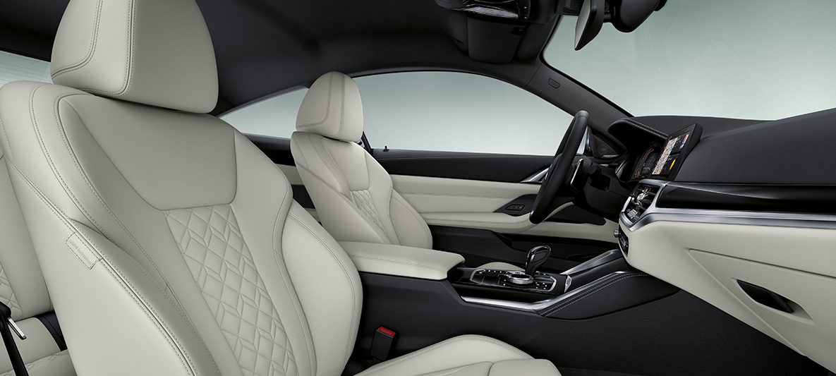 Ornamentele din piele Merino în Alb Ivory ale BMW Seria 4 Coupé Individual, G22, 2020 Imagine din interior cu ornamentele din piele Merino în Alb Ivory, cu conţinut extins, de la BMW Individual ale BMW Seria 4 Coupé Individual, G22, 2020