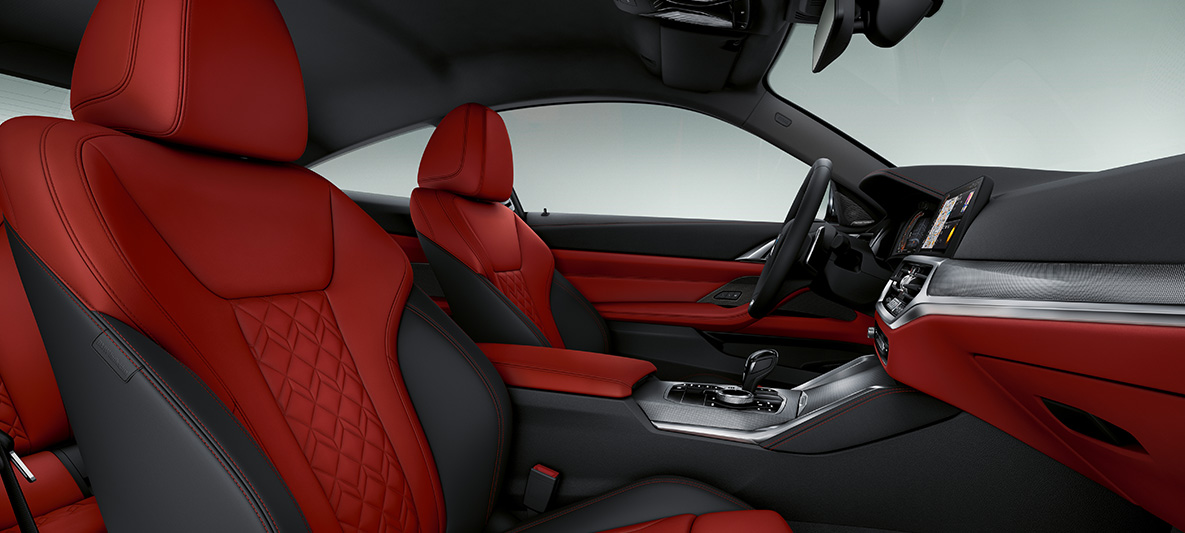 Ornamentele din piele Merino în Roşu Fiona/ negru ale BMW Seria 4 Coupé Individual, G22, 2020 Imagine din interior cu ornamentele din piele Merino în Roşu Fiona/ negru, cu conţinut extins, de la BMW Individual ale BMW Seria 4 Coupé Individual, G22, 2020