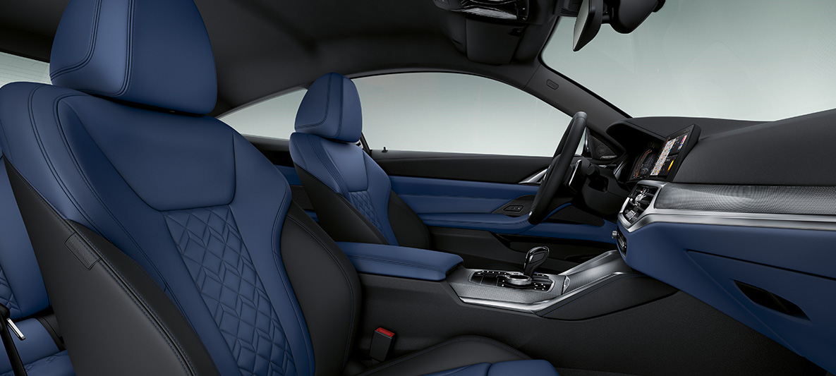 Ornamentele din piele Merino în Albastru Fjord/ negru ale BMW Seria 4 Coupé Individual, G22, 2020 Imagine din interior cu ornamentele din piele Merino în Albastru Fjord/ negru, cu conţinut extins, de la BMW Individual ale BMW Seria 4 Coupé Individual, G22, 2020