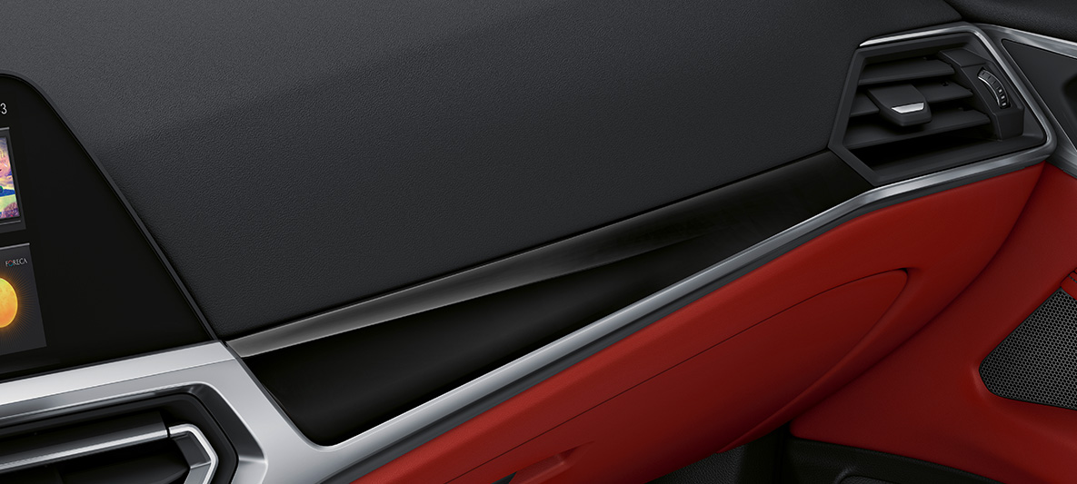 Ornamentele interioare negre lucioase ale BMW Seria 4 Coupé Individual, G22, 2020 Imagine din interior cu ornamentele interioare negre lucioase, cu detalii în crom Pearl, ale BMW Seria 4 Coupé Individual, G22, 2020
