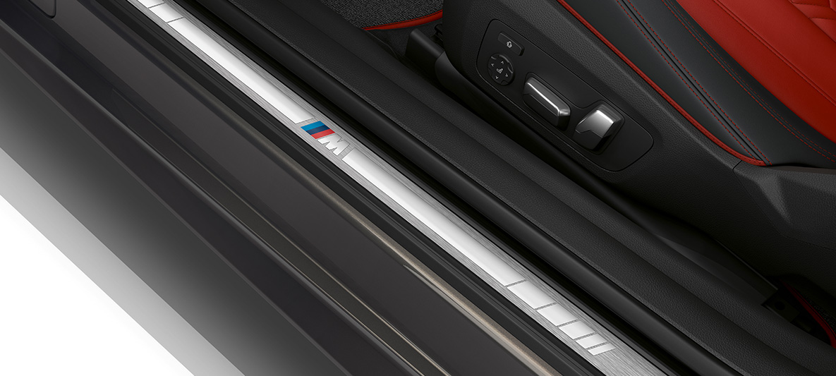 Pragurile portierelor BMW Seria 4 Coupé Individual, G22, 2020 Imagine din interior cu pragurile portierelor cu inscripţie „BMW Individual” ale BMW Seria 4 Coupé Individual, G22, 2020