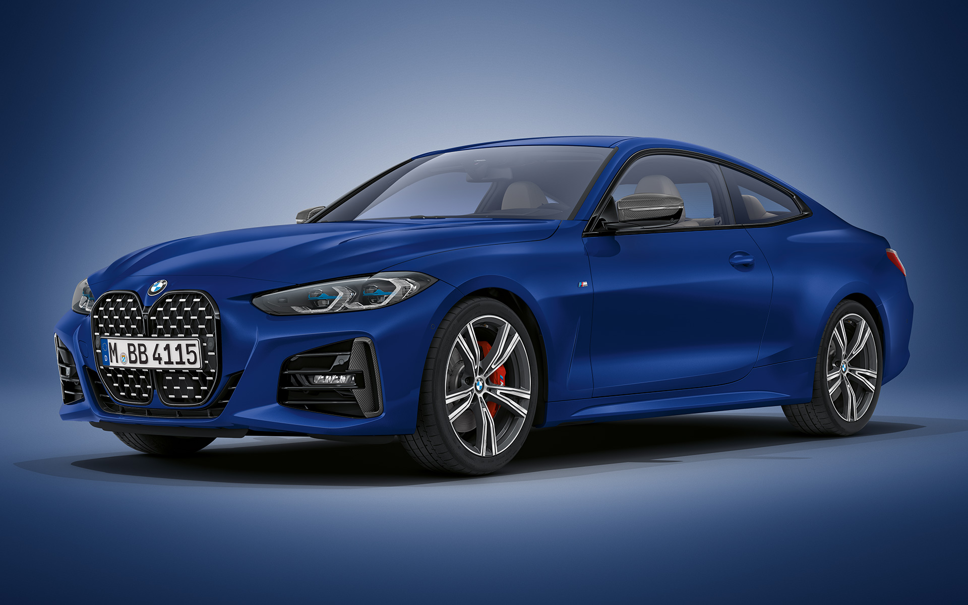 BMW Seria 4 Coupé Individual, G22, 2020, în Albastru Portimao metalizat de la BMW Individual Imagine cu trei sferturi din partea frontală a BMW Seria 4 Coupé Individual, G22, 2020, în Albastru Portimao metalizat, staţionând