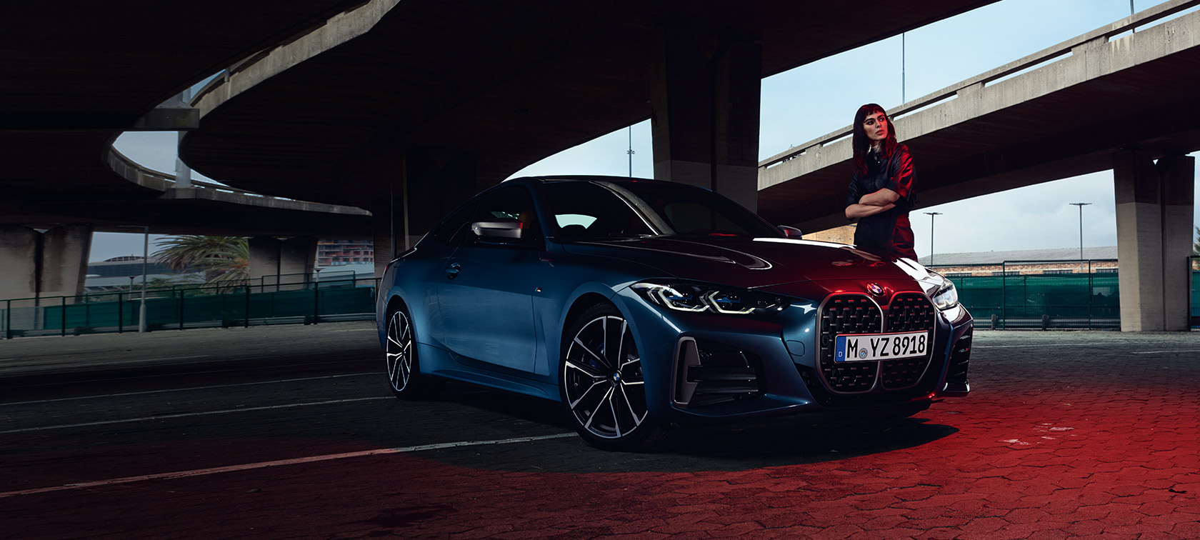 Imagine cu trei sferturi din partea frontală a modelului BMW Seria 4 Coupé G22, 2020