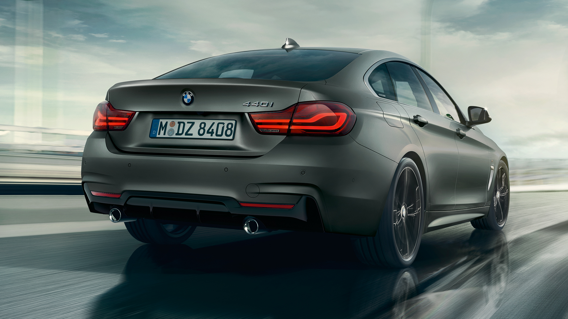 Imagine cu trei sferturi din partea spate a BMW Seria 4 Gran Coupé rulând Imagine cu trei sferturi din partea spate a BMW Seria 4 Gran Coupé rulând
