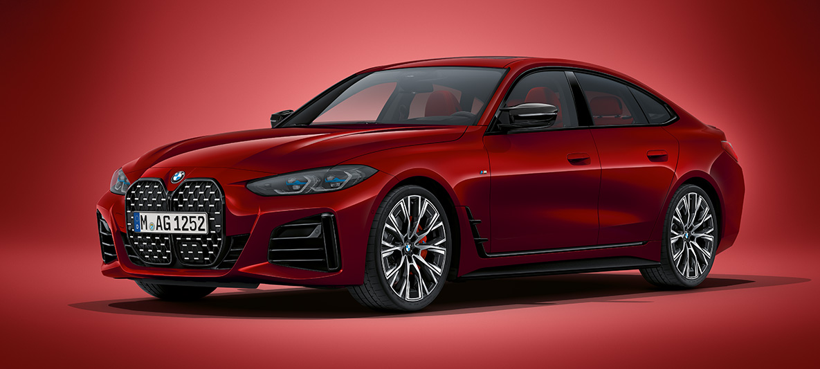 BMW Seria 4 Gran Coupé G26 2021, în BMW Individual Roşu Aventurine Imagine cu trei sferturi din partea frontală a BMW Seria 4 Gran Coupé G26 2021, în BMW Individual Roşu Aventurine, staţionând