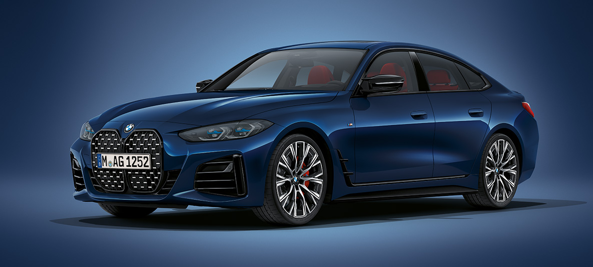 BMW Seria 4 Gran Coupé G26 2021 BMW Individual Albastru Tanzanite Imagine cu trei sferturi din partea frontală a BMW Seria 4 Gran Coupé G26 2021, în BMW Individual Albastru Tanzanite, staţionând