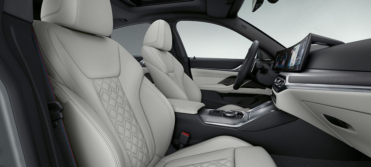 Imagine din interior cu tapiţeria din piele Merino în Alb Ivory ale BMW Seria 4 Gran Coupé G26 2021 Imagine din interiorul habitaclului cu tapiţeria din piele Merino în Alb Ivory, cu conţinut extins, de la BMW Individual ale BMW Seria 4 Gran Coupé G26 2021