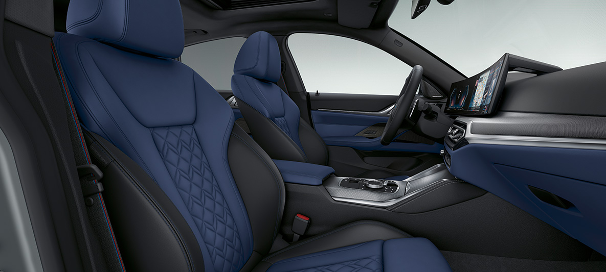 Imagine din interior cu tapiţeria din piele Merino în Albastru Fjord/Negru a BMW Seria 4 Gran Coupé G26 2021 Imagine din interiorul habitaclului cu tapiţeria din piele Merino în Albastru Fjord/Negru, cu conţinut extins, de la BMW Individual a BMW Seria 4 Gran Coupé G26 2021