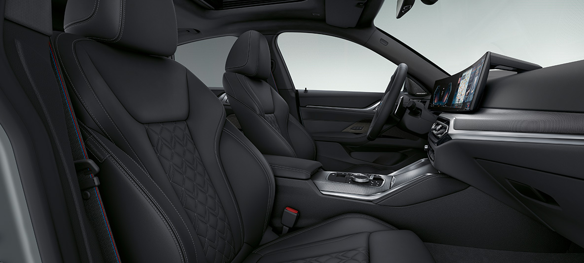 Imagine din interior cu tapiţeria din piele Merino în Negru a BMW Seria 4 Gran Coupé G26 2021 Imagine din interior cu tapiţeria din piele Merino în Negru, cu conţinut extins, de la BMW Individual a BMW Seria 4 Gran Coupé G26 2021