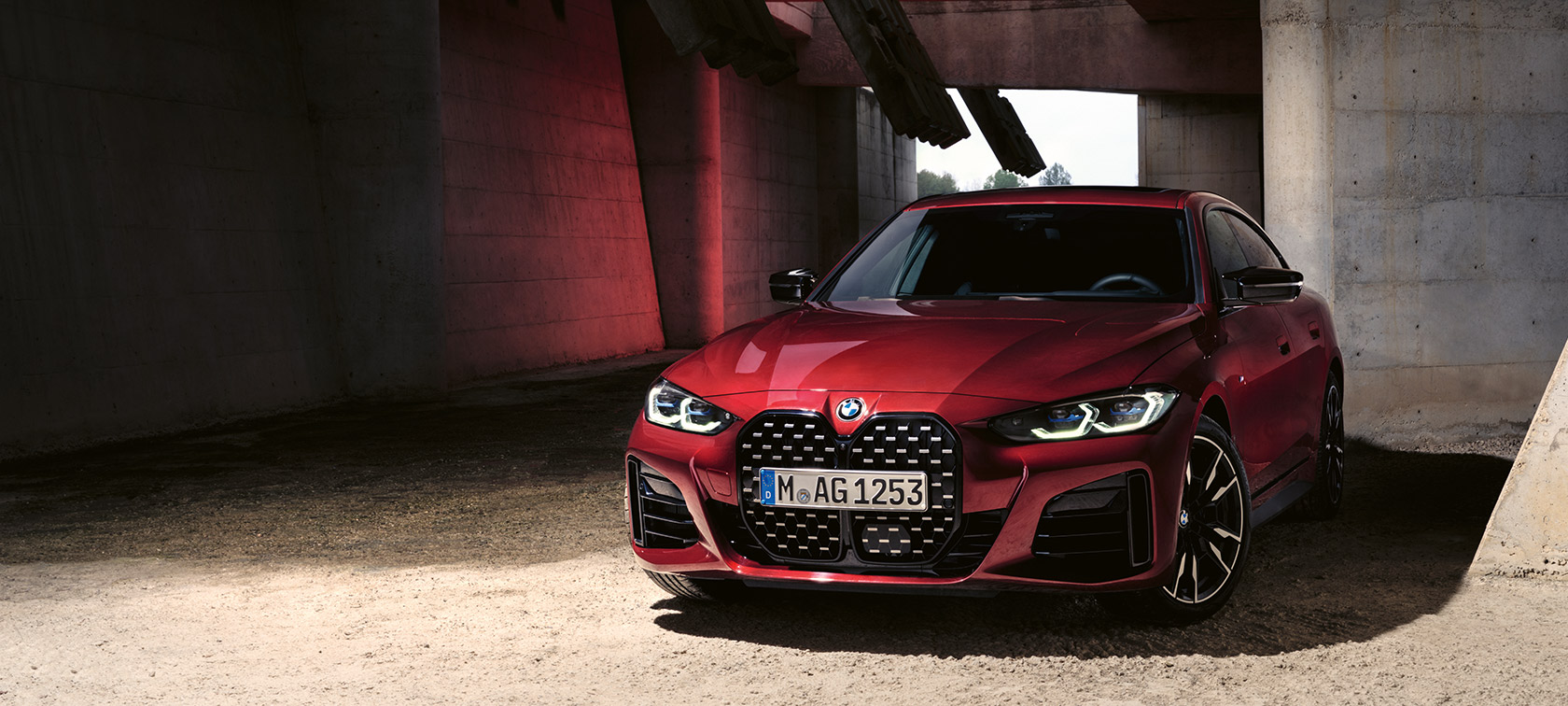 Imagine cu trei sferturi din partea frontală a BMW Seria 4 Gran Coupé G26, BMW Individual Roşu Aventurine