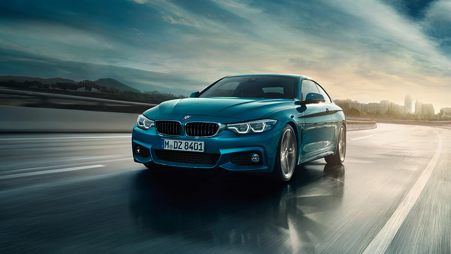 Imagine cu trei sferturi din partea frontală a BMW Seria 4 Coupé F32, pe şosea BMW Seria 4 Imagine cu trei sferturi din partea frontală a BMW Seria 4 Coupé F32, prima generaţie, pe şosea