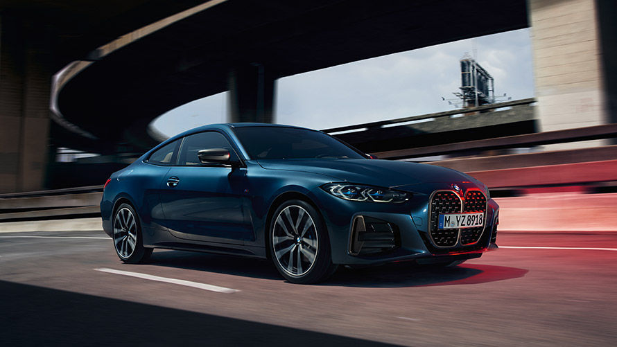 Imagine cu trei sferturi din partea laterală a BMW Seria 4 Coupé G22, pe şosea BMW Seria 4 Imagine cu trei sferturi din partea laterală a BMW Seria 4 Coupé G22, a doua generaţie, pe şosea