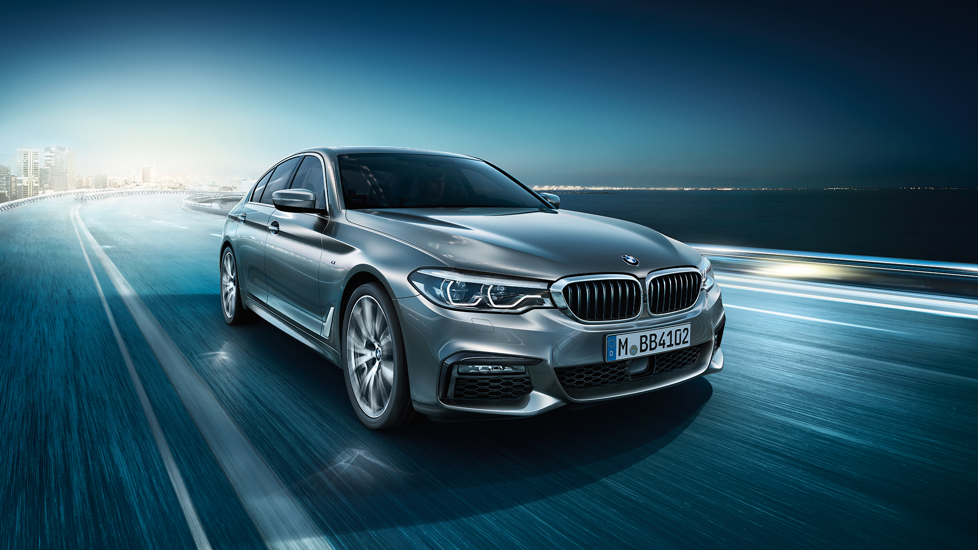 Designul BMW Seria 5 Sedan Imagine cu trei sferturi din partea frontală a BMW 540i Sedan, G30, în Bluestone metalizat