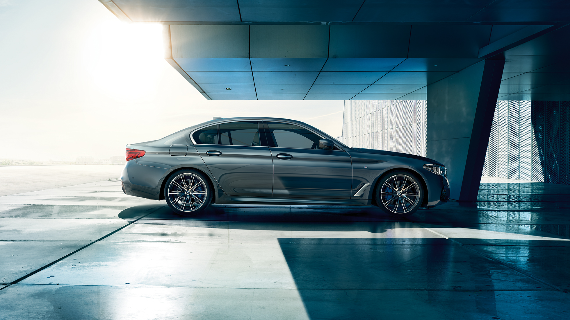 Designul lateral al BMW Seria 5 Sedan Imagine cu partea laterală a BMW 540i Sedan, G30, în Bluestone metalizat