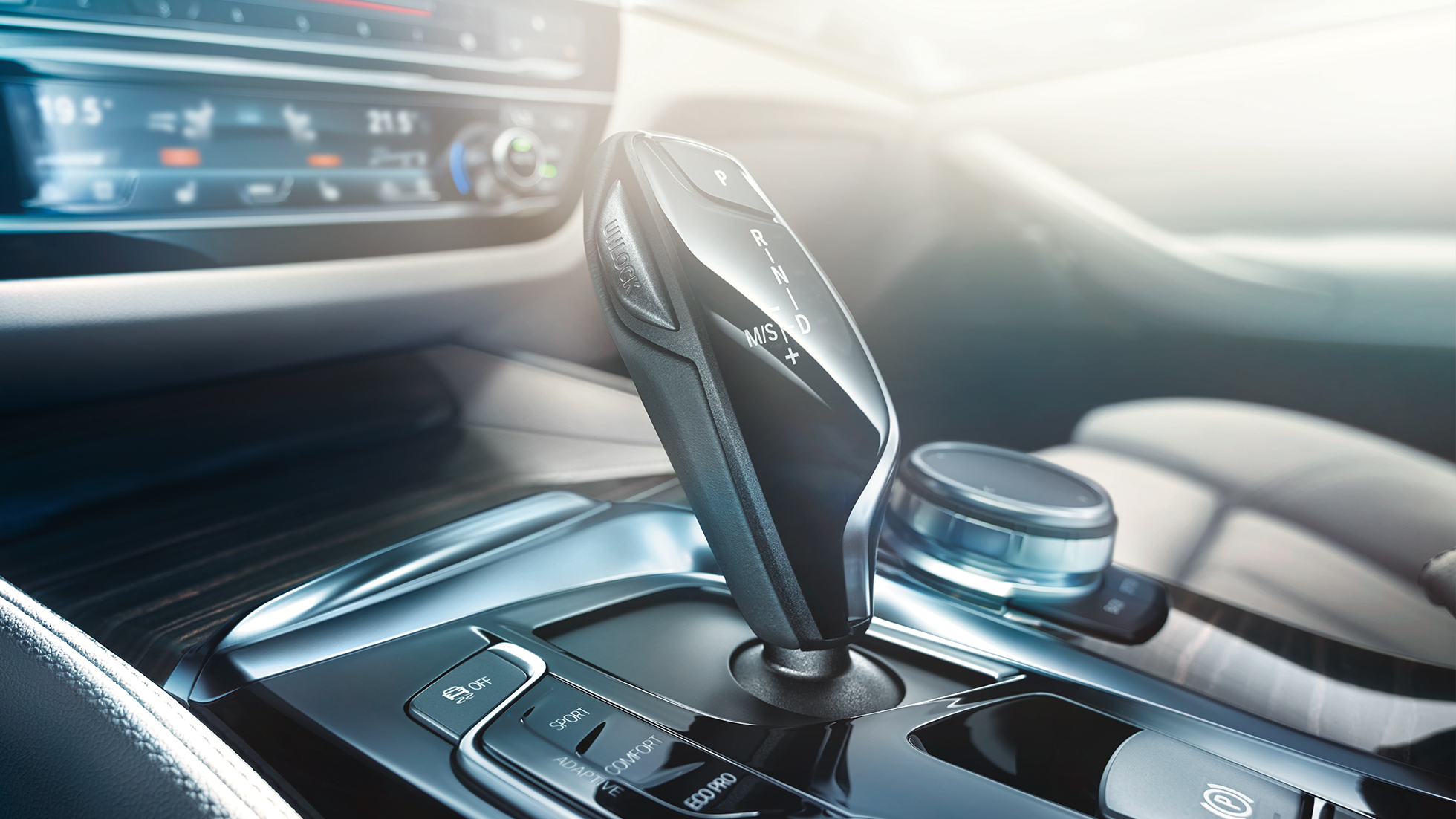 Designul habitaclului BMW Seria 5 Sedan Imagine cu habitaclul BMW 540i Sedan, G30, în Bluestone metalizat