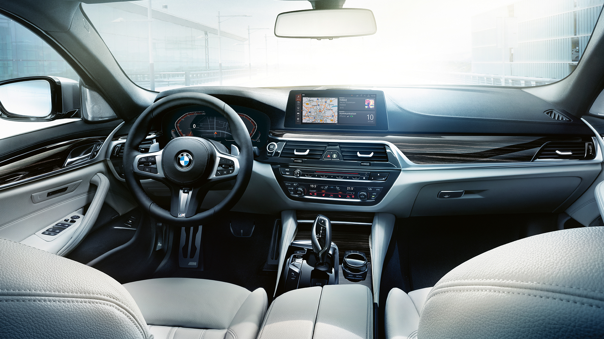 Volanul BMW Seria 5 Sedan Imagine din interior cu volanul BMW 540i Sedan, G30, în Bluestone metalizat