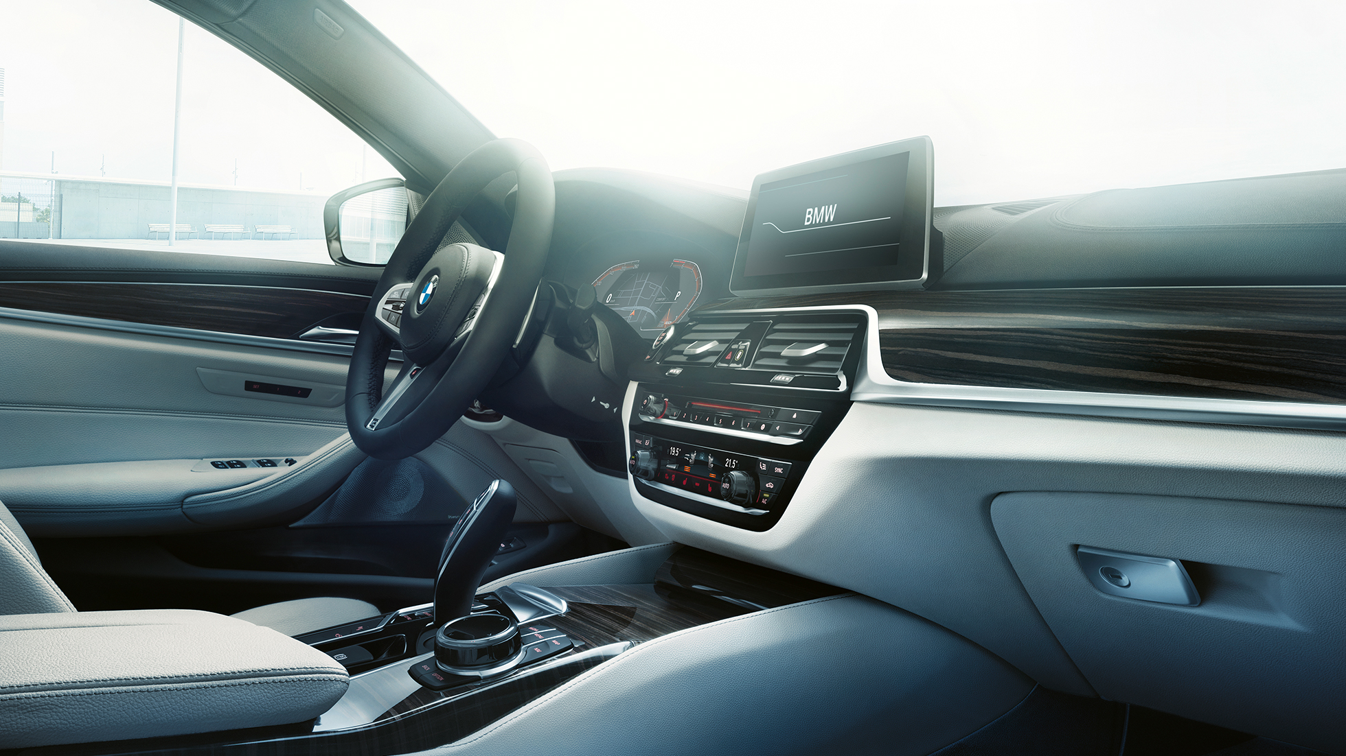 Habitaclul BMW Seria 5 Sedan Imagine cu habitaclul BMW 540i Sedan, G30, în Bluestone metalizat