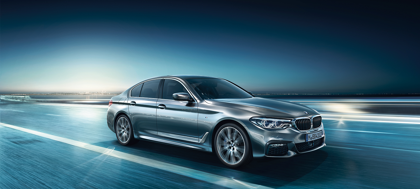 BMW Seria 5 Sedan Imagine din lateral cu noul BMW 540i Sedan, G30, în Bluestone metalizat