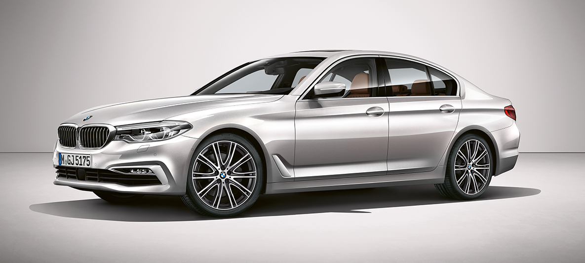 BMW Seria 5 Sedan BMW Individual Imagine din lateral cu BMW Seria 5 Sedan, G30, în Argintiu Rhodonite cu pachet BMW Individual