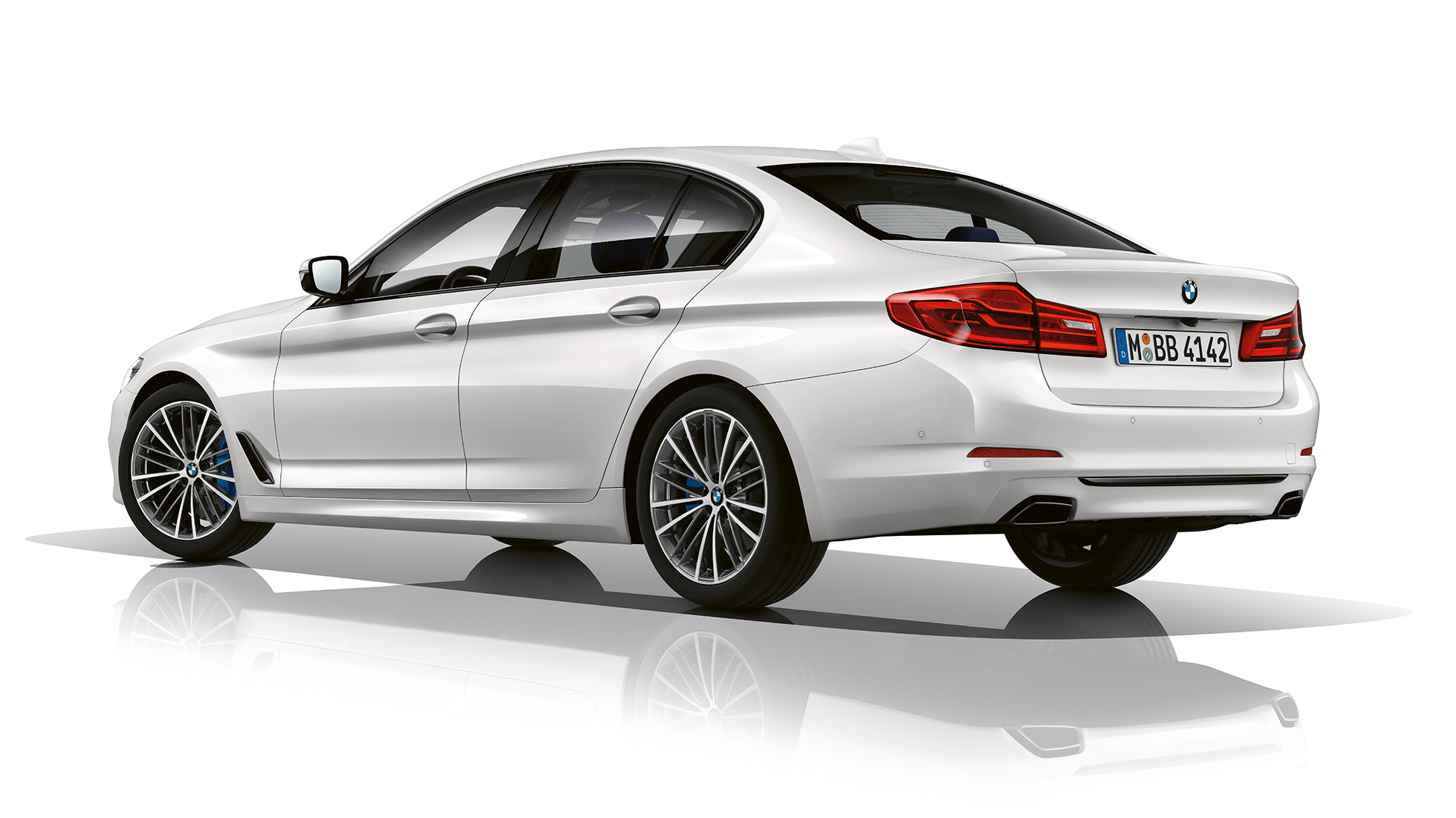 Imagine cu trei sferturi din partea spate a BMW Seria 5 Sedan, Sport Line Imagine cu trei sferturi din partea spate a BMW 540i Sedan, G30, Sport Line, în Alb Alpine metalizat