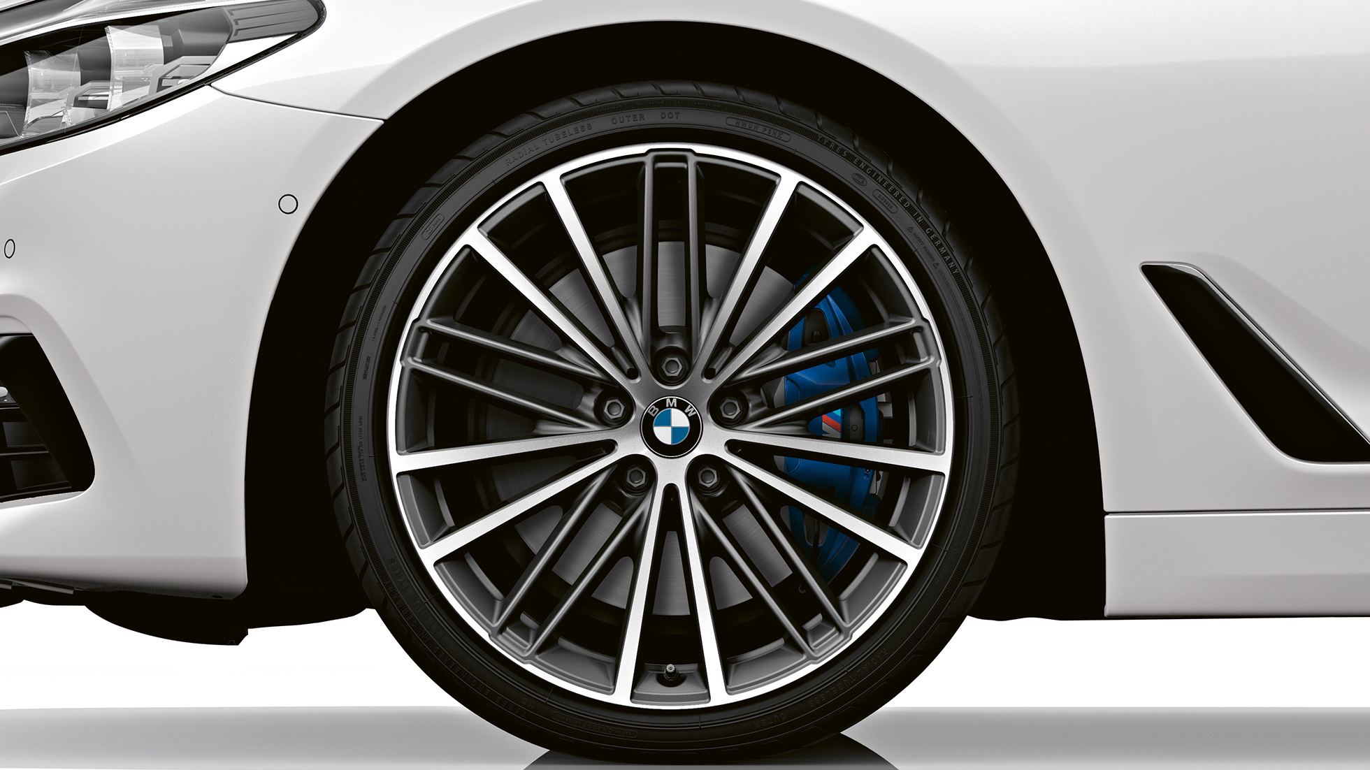 Jantele BMW Seria 5 Sedan, Sport Line Imagine cu jantele BMW 540i Sedan, G30, Sport Line, în Alb Alpine metalizat