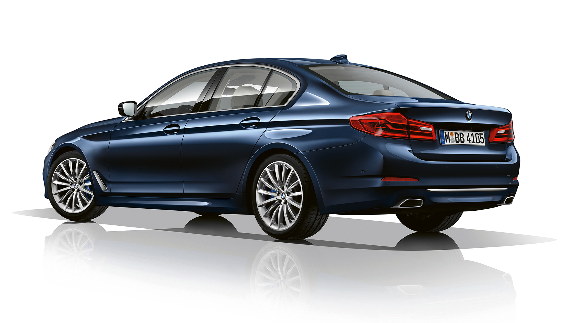 Imagine cu trei sferturi din partea spate a BMW Seria 5 Sedan, Luxury Line Imagine cu trei sferturi din partea spate a BMW 540d Sedan, G30, Luxury Line, în Albastru Imperial Brilliant Effect metalizat