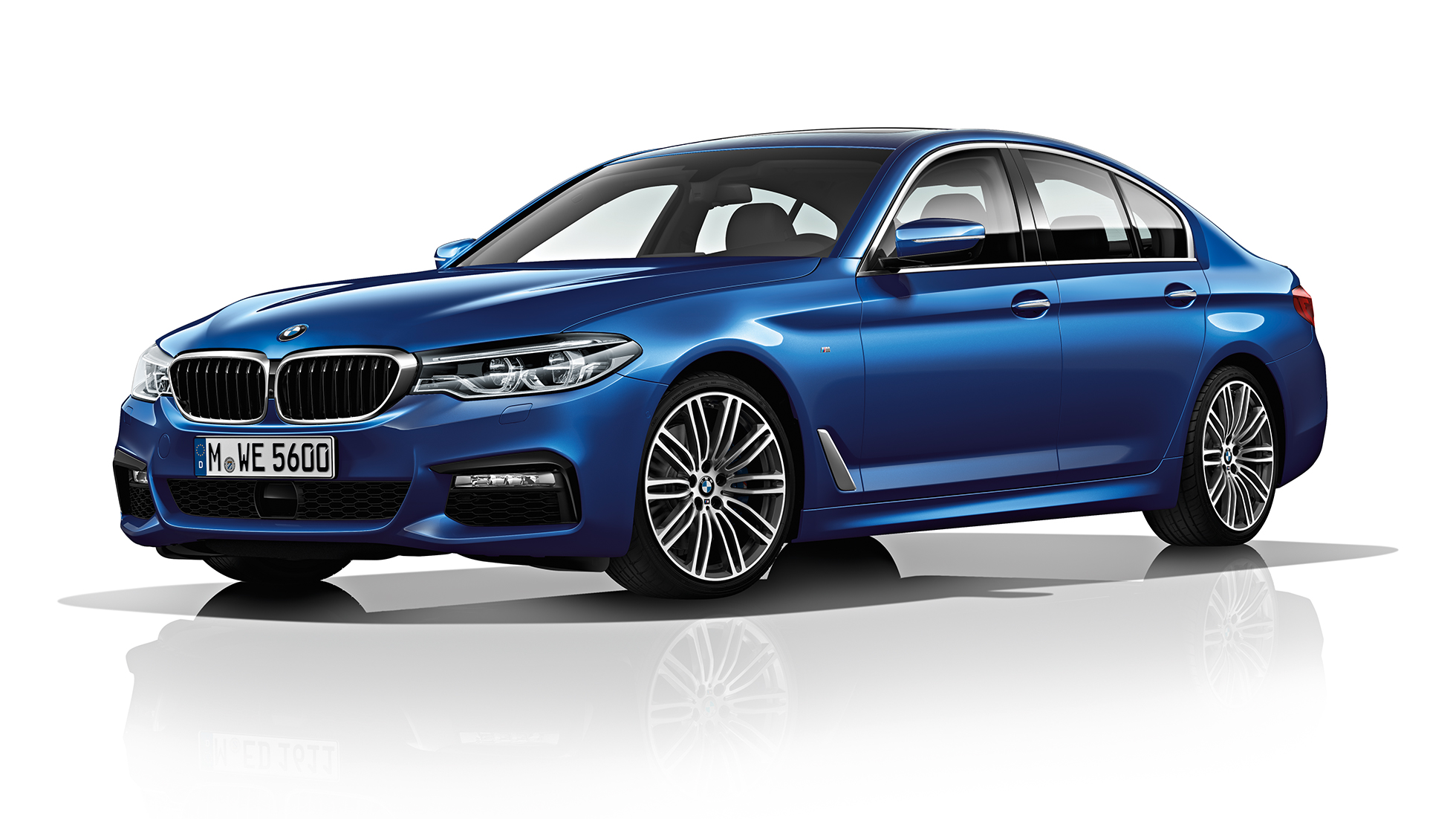 Imagine cu trei sferturi din partea frontală a BMW Seria 5 Sedan cu pachet M Sport Imagine cu trei sferturi din partea frontală BMW 540i Sedan, G30, în Albastru Mediterranean metalizat cu pachet M Sport