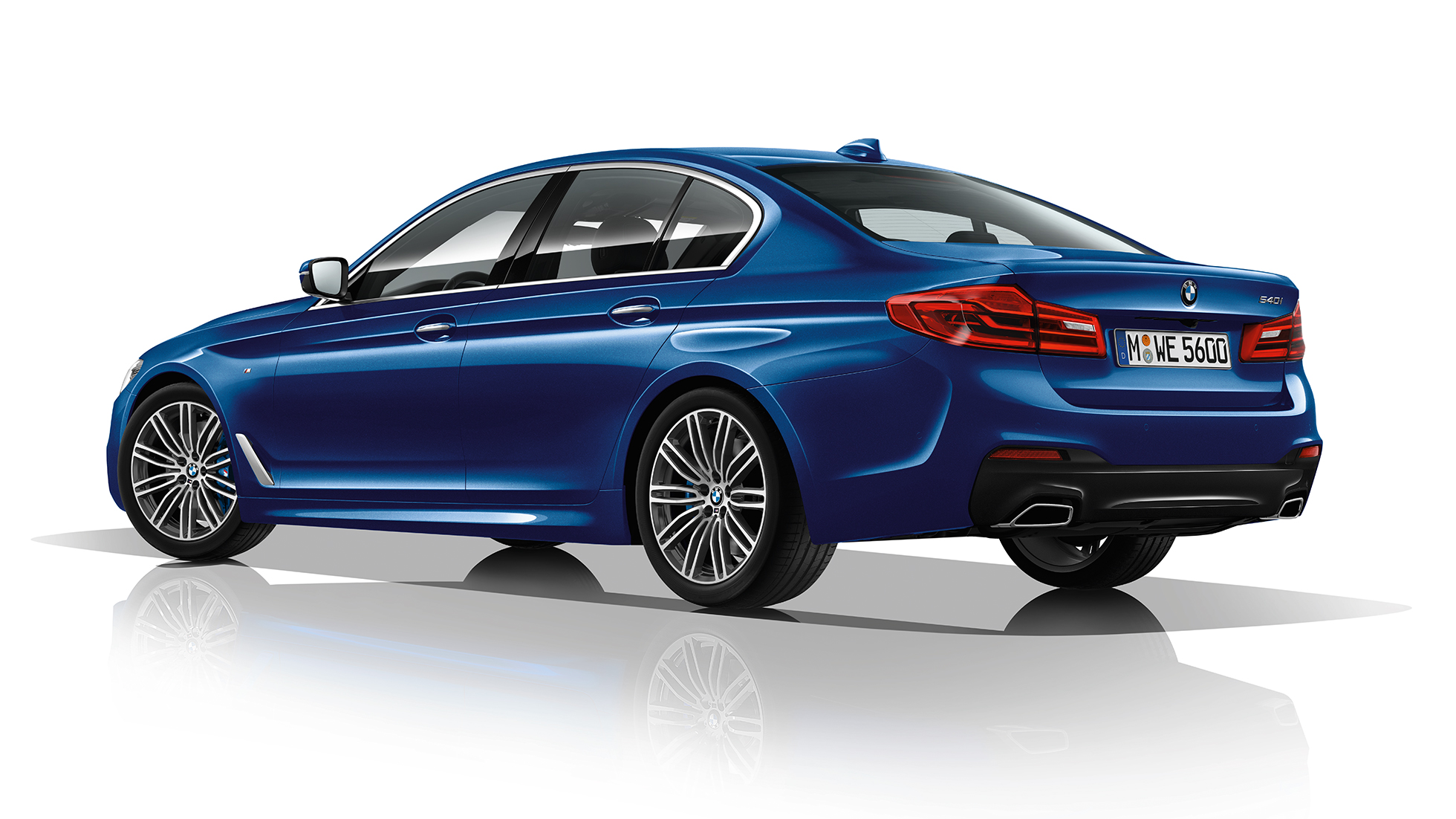 Imagine cu trei sferturi din partea spate a BMW Seria 5 Sedan cu pachet M Sport Imagine cu trei sferturi din partea spate a BMW 540i Sedan, G30, în Albastru Mediterranean metalizat cu pachet M Sport