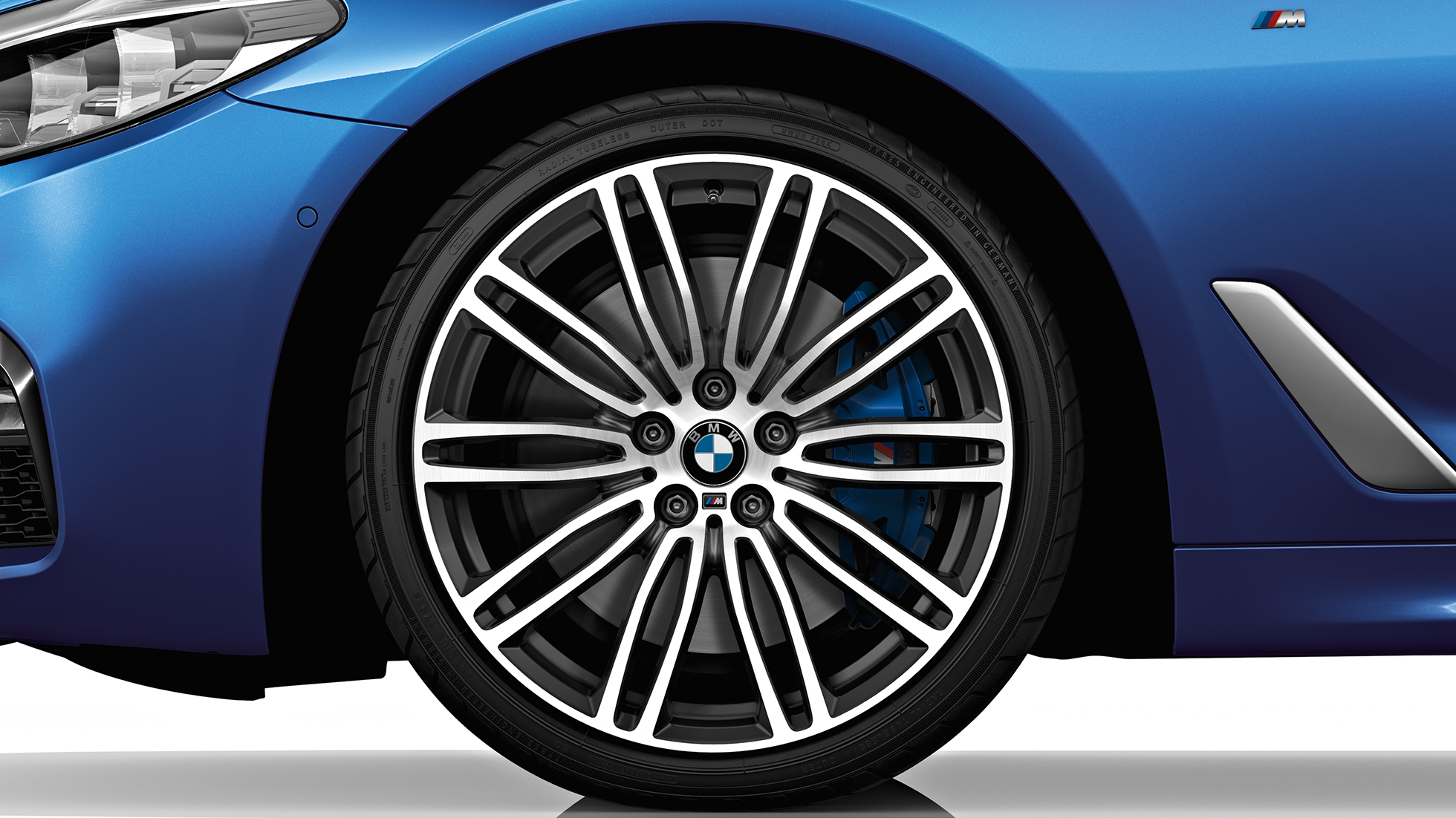 Jantele BMW Seria 5 Sedan cu pachet M Sport Imagine cu jantele BMW 540i Sedan, G30, în Albastru Mediterranean metalizat cu pachet M Sport