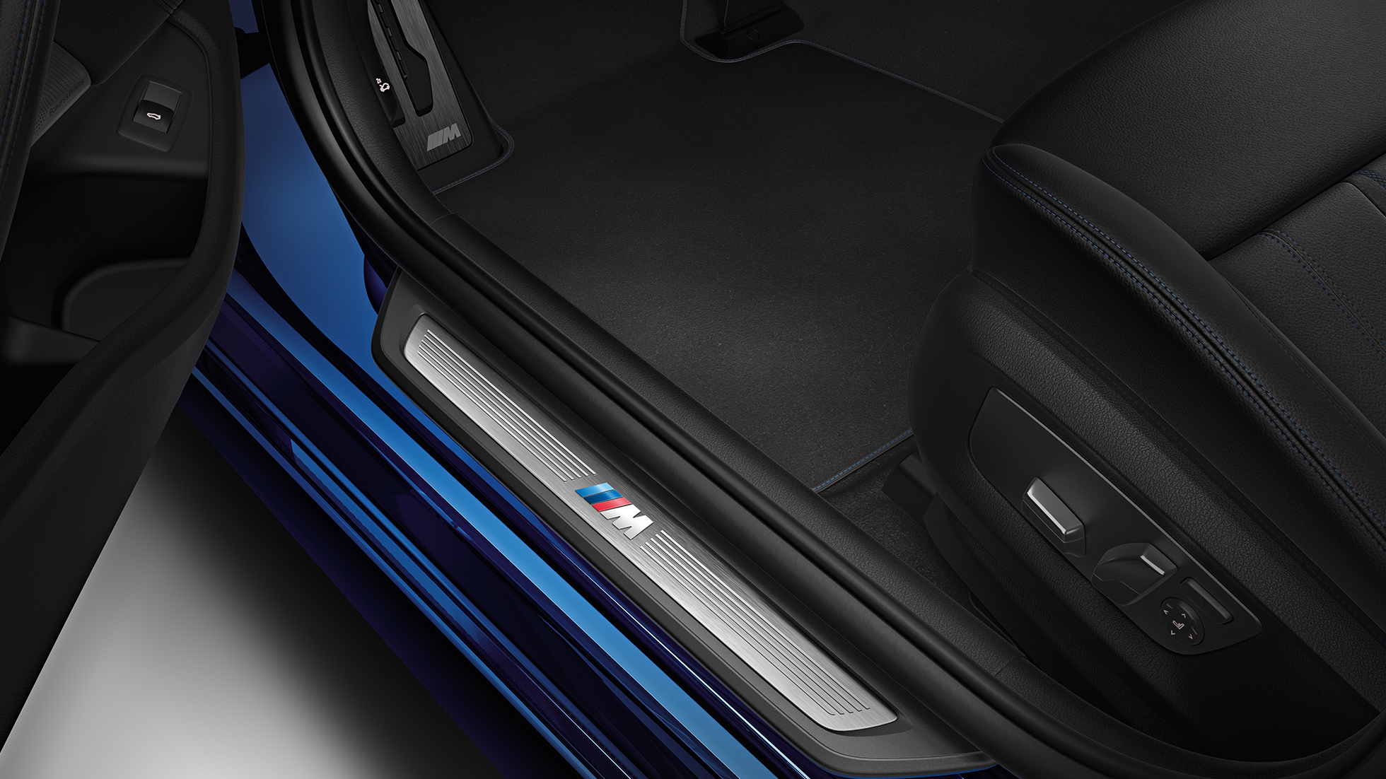 Interiorul BMW Seria 5 Sedan cu pachet M Sport Imagine din interiorul BMW 540i Sedan, G30, în Albastru Mediterranean metalizat cu pachet M Sport