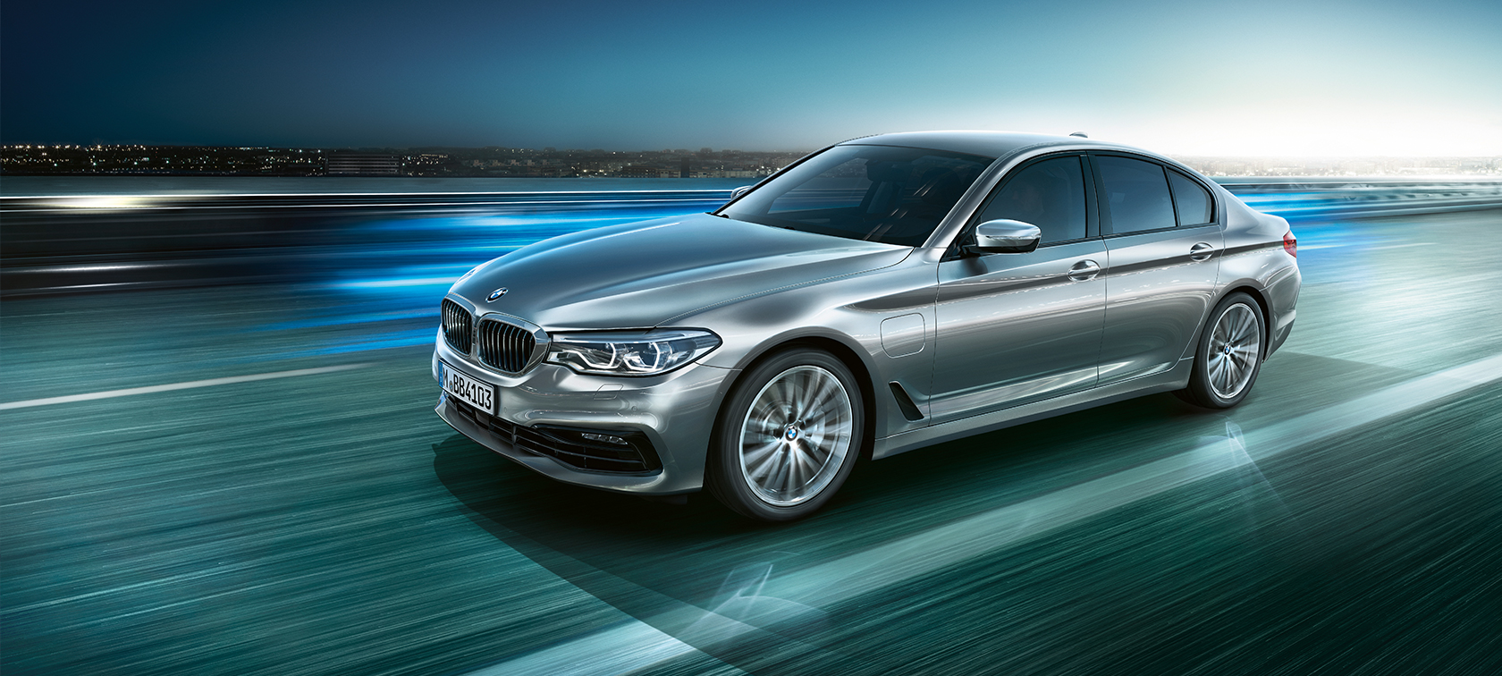 BMW 530e Sedan Imagine cu trei sferturi din partea frontală a BMW 530e „Plug-in Hybrid”, în Argintiu Glacier metalizat