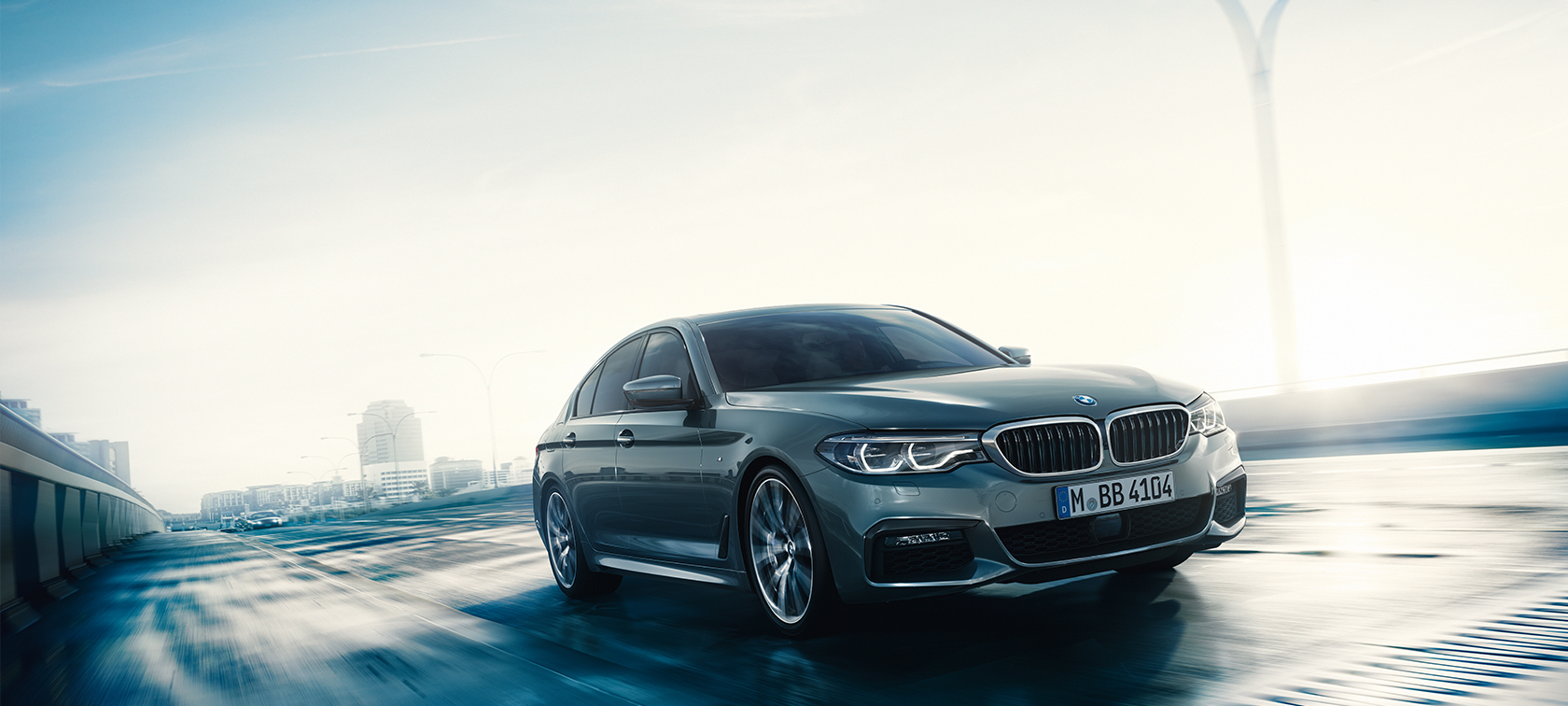 Variantele şi echipamentele BMW Seria 5 Sedan Imagine cu trei sferturi din partea frontală a BMW 540i Sedan, G30, în Bluestone metalizat