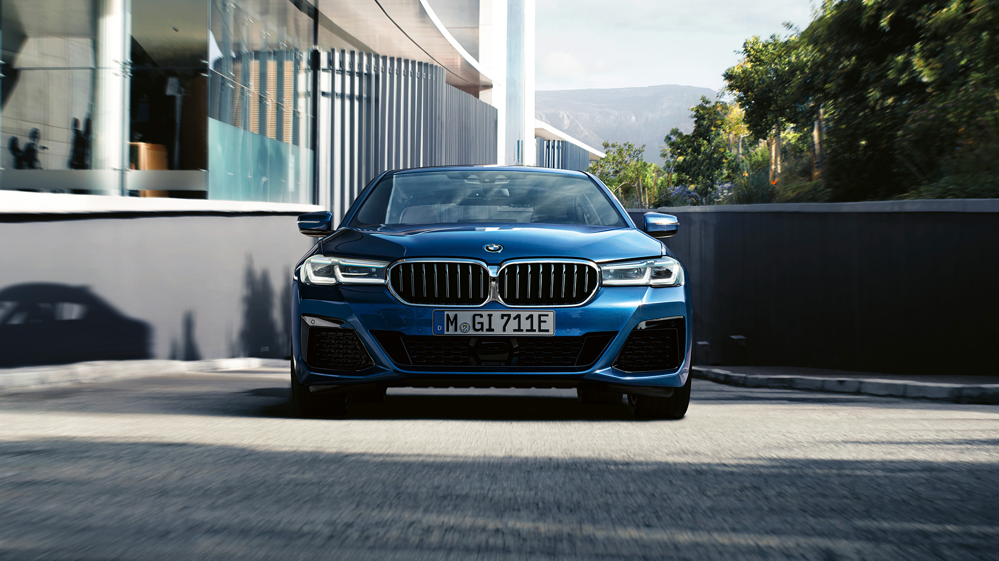 Grila dublă şi spoilerul frontal ale BMW Seria 5 Sedan, G30 Imagine în prim-plan cu grila dublă şi spoilerul frontal ale BMW Seria 5 Sedan, G30, Facelift, 2020, în Albastru Phytonic