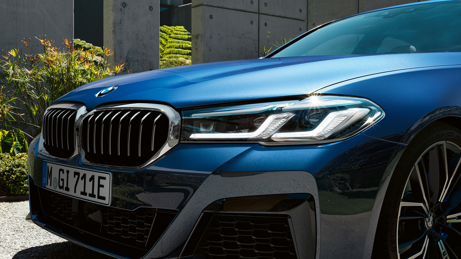 Farurile BMW Laserlight ale BMW Seria 5 Sedan, G30 Imagine în prim-plan cu farurile BMW Laserlight ale BMW Seria 5 Sedan, G30, Facelift, 2020, în Albastru Phytonic