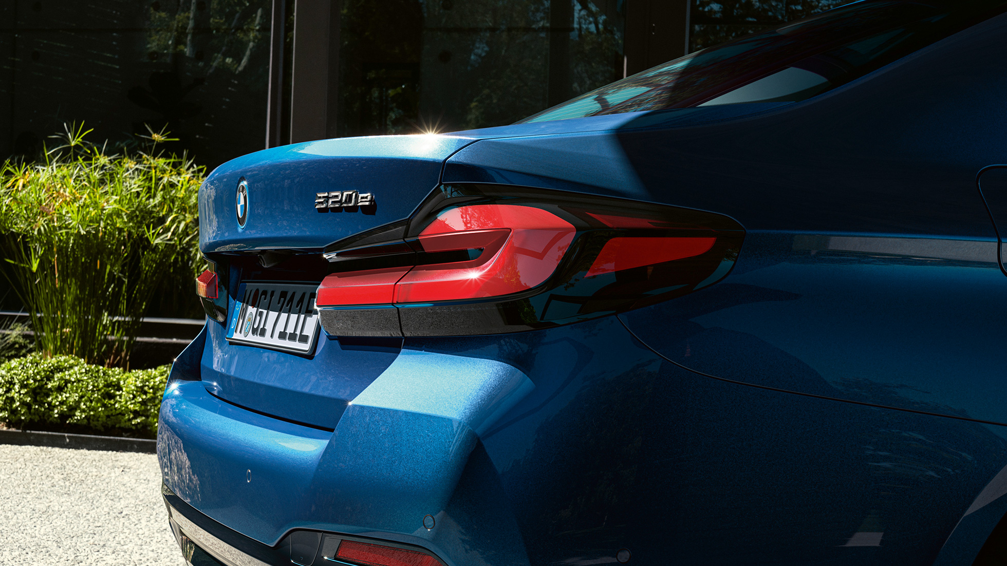 Stopurile cu formă 3D ale BMW Seria 5 Sedan, G30 Imagine în prim-plan cu stopurile cu formă 3D ale BMW Seria 5 Sedan, G30, Facelift, 2020, în Albastru Phytonic